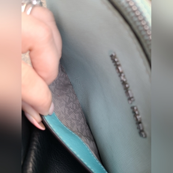 Michael Kors Cindy Large Crossbody - Picture 10 of 12